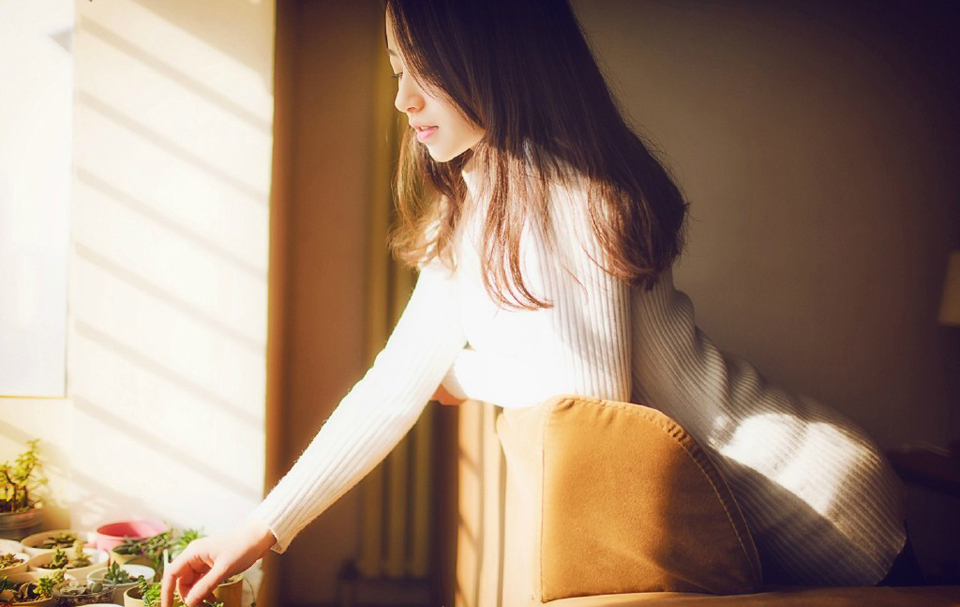 “我已命人将你妻子接走，秋毫无犯。”法正淡然道。
